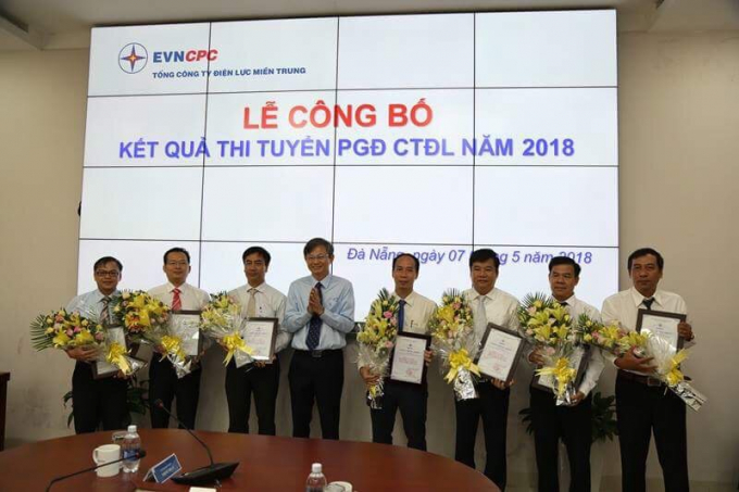 &Ocirc;ng Trần Đ&igrave;nh Nh&acirc;n - Chủ tịch ki&ecirc;m Tổng gi&aacute;m đốc EVNCPC trao giấy chứng nhận tr&uacute;ng tuyển v&agrave; tặng hoa ch&uacute;c mừng cho 07 c&aacute; nh&acirc;n