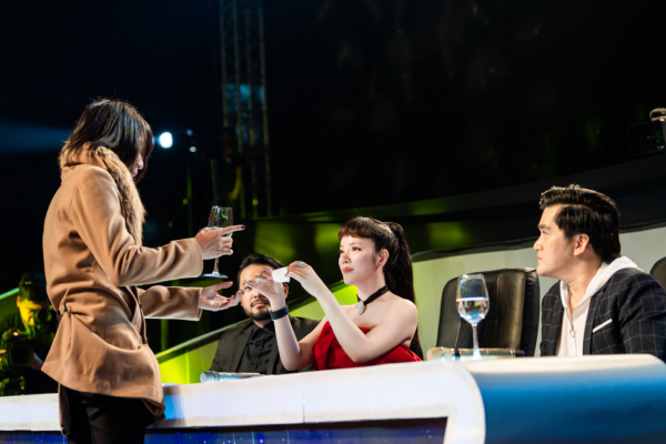 L&yacute; Nh&atilde; Kỳ ngồi ghế n&oacute;ng Gameshow &ldquo;Ảo thuật si&ecirc;u ph&agrave;m&rdquo;