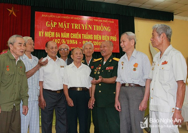 H&agrave;ng năm, v&agrave;o ng&agrave;y kỷ niệm chiến thắng lịch sử Điện Bi&ecirc;n Phủ, những người l&iacute;nh gi&agrave; đều gặp nhau v&agrave; kh&ocirc;ng khỏi b&acirc;ng khu&acirc;ng, x&uacute;c động nhớ về một thời m&aacute;u lửa cũng như &ocirc;n lại những chiến c&ocirc;ng huy ho&agrave;ng một thời chiến trận. Ảnh: Chu Thanh