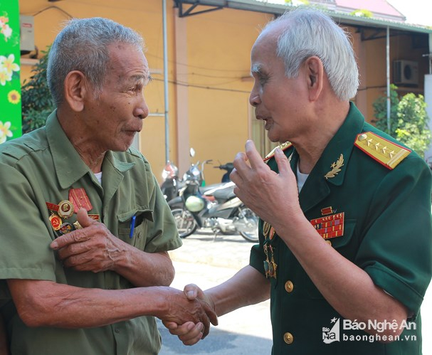 C&aacute;c cựu chiến binh phần lớn tuổi đ&atilde; ngo&agrave;i 85 nhưng khi gặp nhau v&agrave;o những ng&agrave;y n&agrave;y dường như đều quay trở về k&yacute; ức những người thanh ni&ecirc;n một thời hi&ecirc;n ngang, bất khuất gi&agrave;nh từng m&eacute;t h&agrave;o, tấc đất với kẻ th&ugrave; tại chiến trường &aacute;c liệt ở Điện Bi&ecirc;n Phủ. Ảnh: Chu Thanh