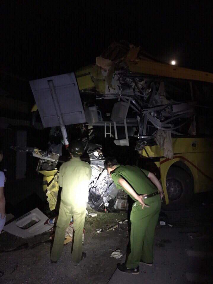 H&agrave; Tĩnh: Kinh ho&agrave;ng tai nạn giữa xe kh&aacute;ch v&agrave; xe container, h&agrave;ng chục người thương vong