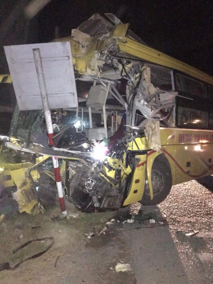 Xe kh&aacute;ch bị bẹp d&uacute;m phần đầu sau c&uacute; đ&acirc;m mạnh với xe container.