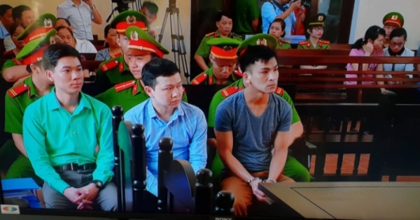 Hoãn xét xử vụ 8 người chết khi chạy thận ở Hòa Bình