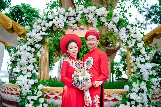 &nbsp;Cặp đ&ocirc;i hạnh ph&uacute;c b&ecirc;n nhau.