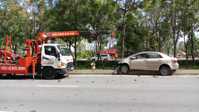 Xe cứu hộ di dời phương tiện.