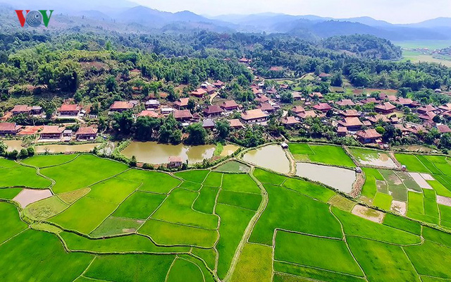 Tuy nhi&ecirc;n c&aacute;c bản l&agrave;ng l&acirc;n cận đ&atilde; kho&aacute;c l&ecirc;n m&igrave;nh diện mạo của n&ocirc;ng th&ocirc;n mới khang trang, tr&ugrave; ph&uacute;.