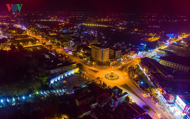 Th&agrave;nh phố Điện Bi&ecirc;n Phủ&nbsp;lung linh về đ&ecirc;m.