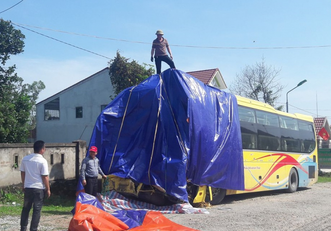 Chiếc xe kh&aacute;ch trong vụ tai nạn kinh ho&agrave;ng đ&ecirc;m m&ugrave;ng 6 s&aacute;ng ng&agrave;y 7/5.