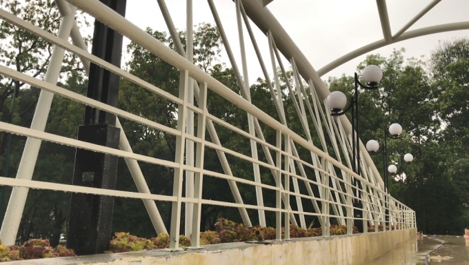 Cầu vượt bộ h&agrave;nh n&agrave;y được xem như l&agrave; đẹp nhất th&agrave;nh phố.