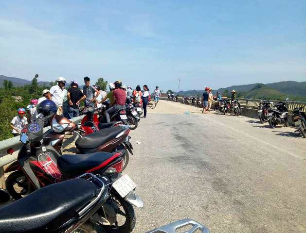 Nhiều người d&acirc;n tập trung tại nơi ph&aacute;t hiện thi thể anh Ho&agrave;i.