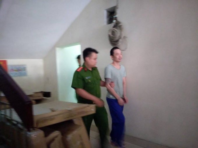 L&uacute;c 7h25 xe cảnh s&aacute;t chở c&aacute;c bị c&aacute;o đến to&agrave;. Thọ v&agrave; T&igrave;nh c&ugrave;ng mặc &aacute;o ph&ocirc;ng, để lộ r&otilde; những h&igrave;nh xăm vằn vện tr&ecirc;n c&aacute;nh tay. Ch&acirc;n tay cả 2 c&ograve;ng.&nbsp;