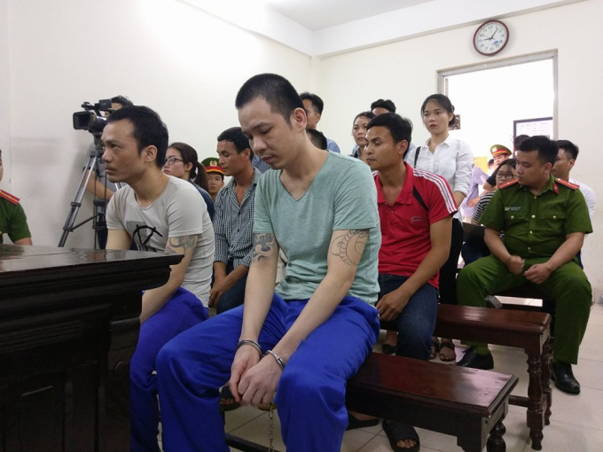 Thọ v&agrave; T&igrave;nh th&aacute;o kh&oacute;a mở c&ugrave;m, d&ugrave;ng đinh sắt đục kho&eacute;t thủng tường gạch, trốn ra khỏi buồng giam rồi đu d&acirc;y tr&egrave;o qua tường r&agrave;o v&agrave; bỏ trốn.