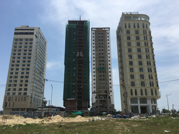 Ph&iacute;a sau kh&aacute;ch sạn Eden (thứ hai từ phải qua tr&aacute;i).