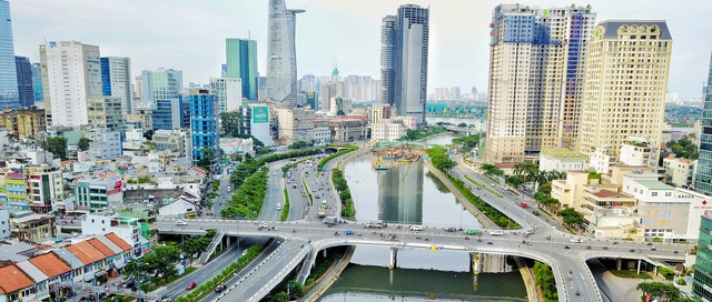 Bến V&acirc;n Đồn, quận 4 song song đại lộ V&otilde; Văn Kiệt.