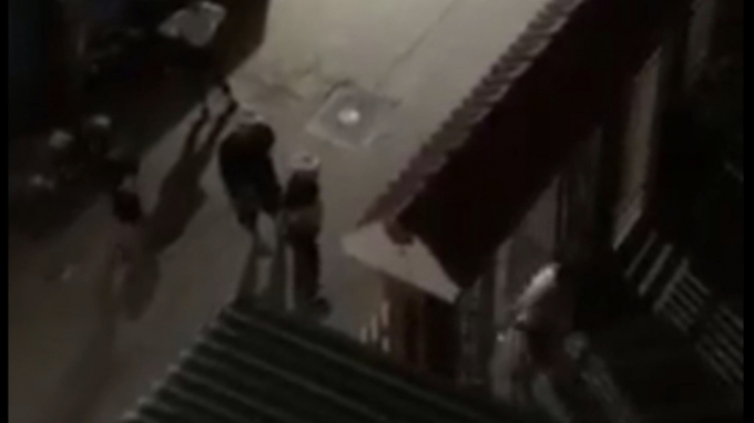 Nh&oacute;m đối tượng c&ocirc;n đồ tới đập ph&aacute; nh&agrave; b&agrave; Hồng v&agrave;o tối 6/4 (ảnh từ clip nạn nh&acirc;n cung cấp).