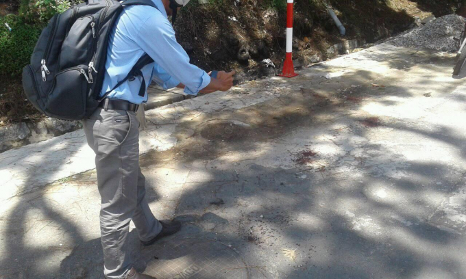 Vết m&aacute;u trước căn nh&agrave; xảy ra sự việc.