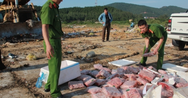 Tiêu hủy số lượng lớn chân, sụn gà bốc mùi bị thu giữ khi "trên đường đến bàn nhậu"