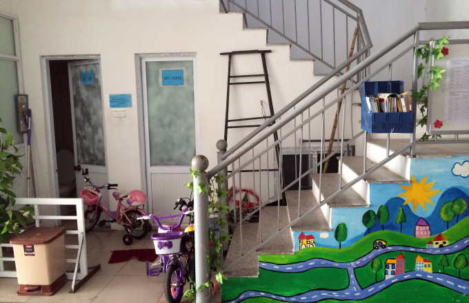 H&agrave;nh lang tho&aacute;t hiểm tại Thăng Long Garden bị chiếm dụng l&agrave;m nh&agrave; trẻ. Ảnh: Trần Nam