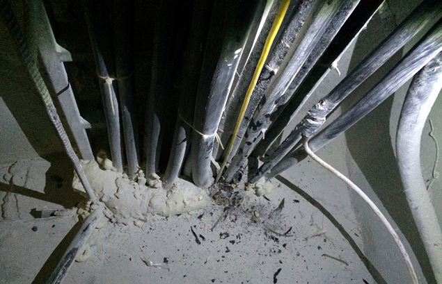 Hiện trường vụ ch&aacute;y ph&ograve;ng kỹ thuật điện c&ograve;n s&oacute;t lại.&nbsp;Ảnh: Trần Nam