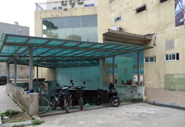 Cửa hầm 1 nh&agrave; A3 bị kh&oacute;a bịt lối đi. Ảnh: Trần Nam