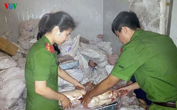 Lực lượng chức năng tạm giữ to&agrave;n bộ số thực phẩm kh&ocirc;ng r&otilde; nguồn gốc. Ảnh VOV