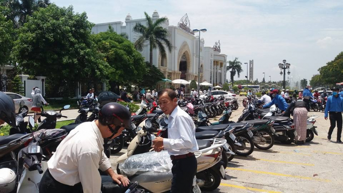 Kh&aacute;ch dự đ&aacute;m cưới bức x&uacute;c khi thu ph&iacute; nhưng b&atilde;i đậu xe đường 2/9 kh&ocirc;ng c&oacute; bạt che xe. Ảnh: FB.