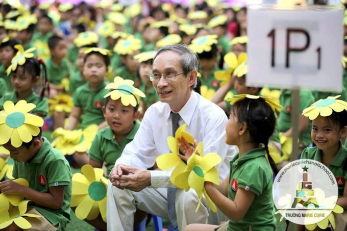 H&igrave;nh ảnh của thầy Nguyễn Xu&acirc;n Khang cạnh những học tr&ograve; nhỏ. Ảnh: Marie Curie Hanoi School