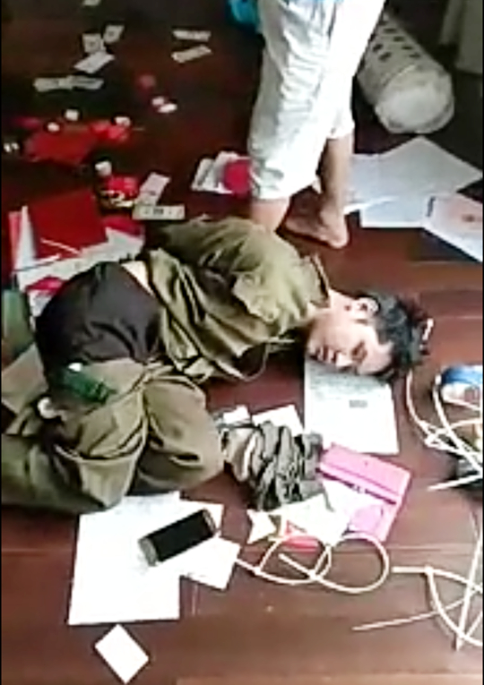 Đối tượng cướp c&oacute; hung kh&iacute; sau khi bị khống chế.