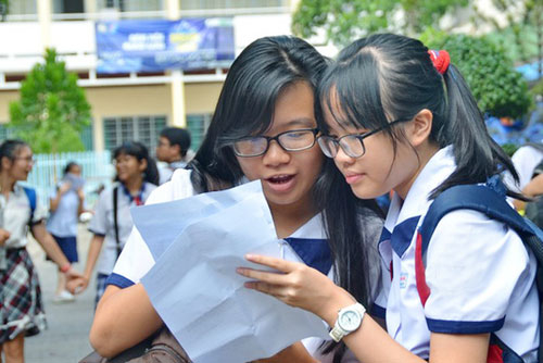 Học sinh c&acirc;n nhắc kỹ c&aacute;c nguyện vọng khi điền v&agrave;o phiếu đăng k&yacute; dự tuyển lớp 10 THPT. Ảnh: Tấn Thạnh