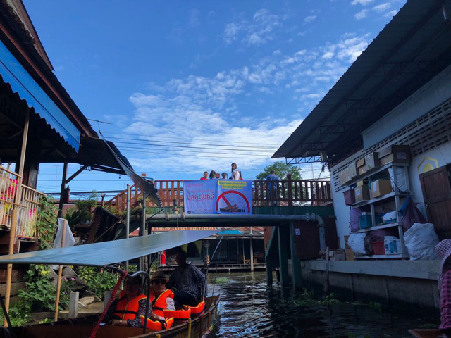 Chợ nổi Floating market Dumnoen Saduak Th&aacute;i Lan, nơi thực hiện điểm m&ocirc; h&igrave;nh kh&ocirc;ng kh&oacute;i thuốc. Luật của Th&aacute;i Lan cũng quy định kh&ocirc;ng được h&uacute;t thuốc ở tất cả c&aacute;c chợ. Ảnh: H.Hải