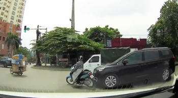 Tuyệt kỹ ninja: Dù bị ô tô vượt đèn đỏ đụng văng cả xe, chị vẫn xoay trở khéo léo để không bị ngã