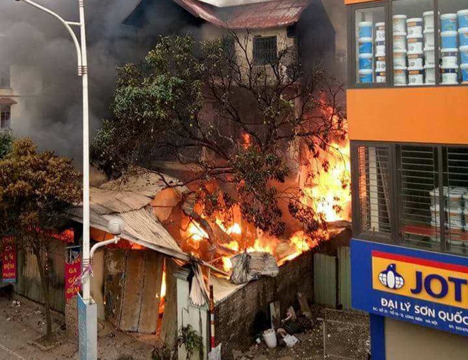 Ngọn lửa b&ugrave;ng l&ecirc;n v&agrave;o l&uacute;c sớm khiến &iacute;t nhất 1 người tử vong. (Ảnh: b&aacute;o Zing.vn)