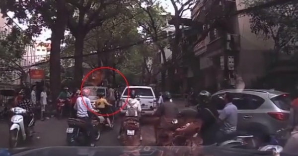 [Clip]: Ô tô bị đấm vỡ kính vì đi vào đường cấm