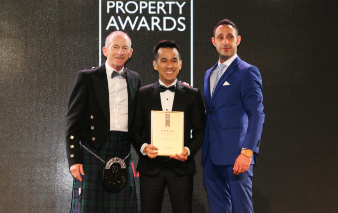 Đại diện C&ocirc;ng ty BĐS Tiến Phước nhận giải tại Asia Pacific Property Awards