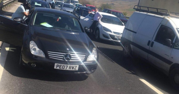 Nản lòng vì kẹt xe, bà mẹ trải chăn ra giữa đường tắm nắng