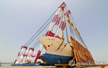 Phà Sewol được dựng thẳng, Hàn Quốc tiếp tục tìm kiếm các nạn nhân bị mất tích