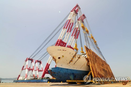 Để dựng đứng th&acirc;n Ph&agrave;, cầu trục tr&ecirc;n biển nặng 10.000 tấn đ&atilde; được huy động để hỗ trợ. Ảnh: Yonhap