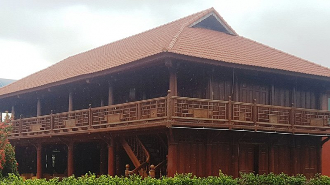 Căn nh&agrave; gỗ trong khu&ocirc;n vi&ecirc;n.