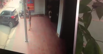 Clip lùi xe bất cẩn nữ tài xế đâm vào người "xin-nhan" cho mình