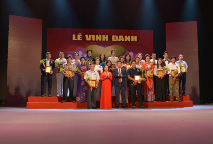 Chủ tịch Hội CTĐ Việt Nam v&agrave; Tổng bi&ecirc;n tập B&aacute;o điện tử Nh&acirc;n đạo v&agrave; Đời sống trao tặng bảng v&agrave;ng cho c&aacute;c mạnh thường qu&acirc;n.