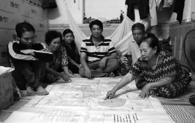 Trong căn ph&ograve;ng trọ chật hẹp ở H&agrave; Nội, họ thường trao đổi với nhau về quy hoạch khu đ&ocirc; thị mới Thủ Thi&ecirc;m.