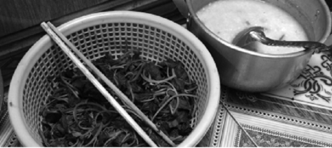 Những bữa cơm chỉ c&oacute; rau muống luộc v&agrave; ch&aacute;o trắng.