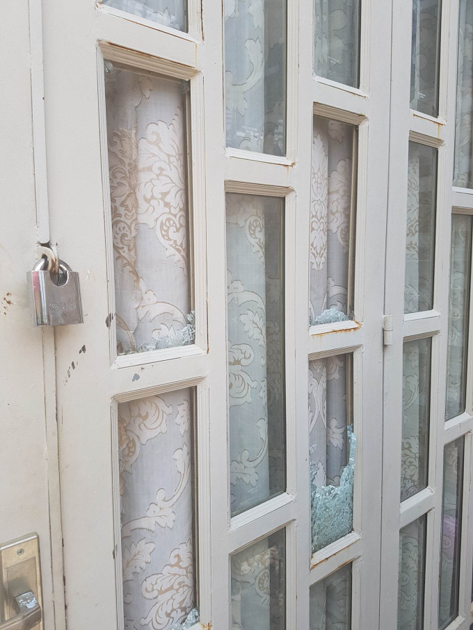 Cửa k&iacute;nh nh&agrave; b&agrave; Hồng bị đập ph&aacute; hư hỏng.