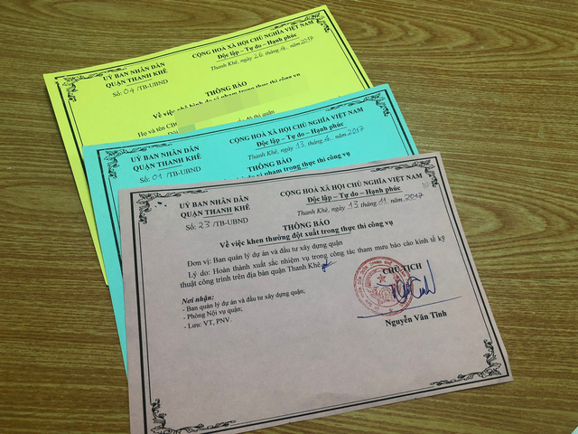 L&atilde;nh đạo quận Thanh Kh&ecirc; th&ocirc;ng b&aacute;o nhắc nhở, ph&ecirc; b&igrave;nh cũng như khen thưởng CBCCVC-NLĐ ở c&aacute;c cấp cơ sở, đơn vị trực thuộc Quận bằng thẻ xanh, thẻ v&agrave;ng, thẻ hồng