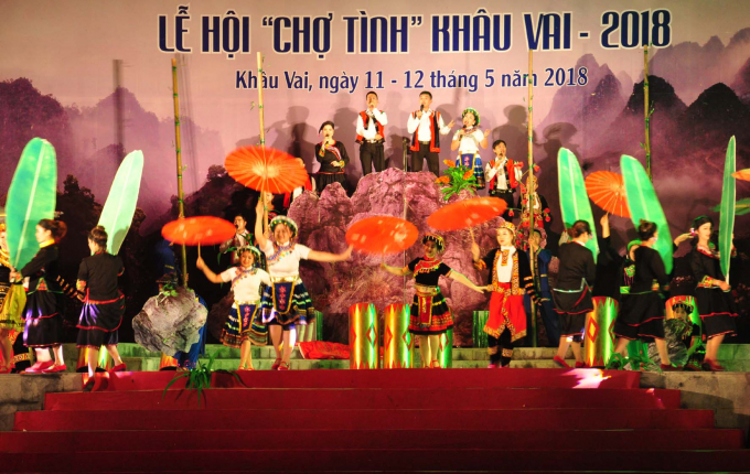 Đ&ecirc;m khai mạc chợ t&igrave;nh Kh&acirc;u Vai.