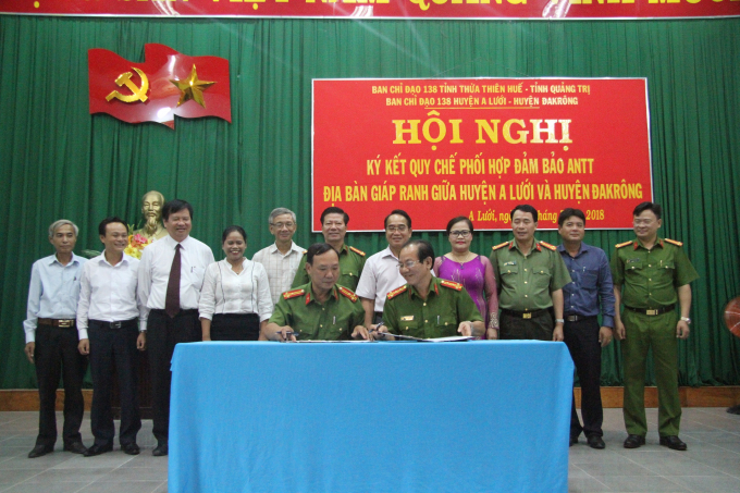 Đồng ch&iacute; Trưởng C&ocirc;ng an hai huyện A lưới v&agrave; Đakr&ocirc;ng k&yacute; kết với sự chứng kiến của l&atilde;nh đạo hai tỉnh, huyện.