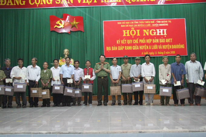 Đại t&aacute; L&ecirc; Quốc H&ugrave;ng Gi&aacute;m đốc C&ocirc;ng an tỉnh Thừa Thi&ecirc;n Huế tặng qu&agrave; cho 19 gi&agrave; l&agrave;ng v&agrave; trưởng bản.