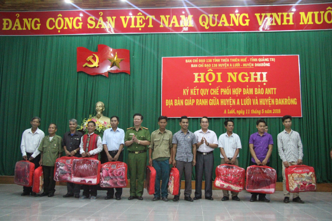 Đại t&aacute; L&ecirc; Phương Nam - Ph&oacute; Gi&aacute;m đốc CA tỉnh Quảng Trị đại diện trao tặng 100 xuất qu&agrave; cho c&aacute;c hộ kh&oacute; khăn trong địa b&agrave;n hai huyện.