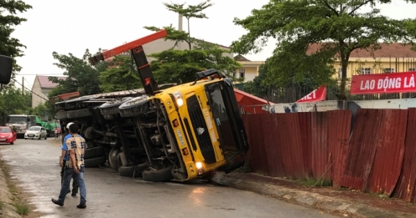 Xe cẩu vật liệu tiếp tục đổ sập tại công trình từng xảy ra tai nạn kinh hoàng