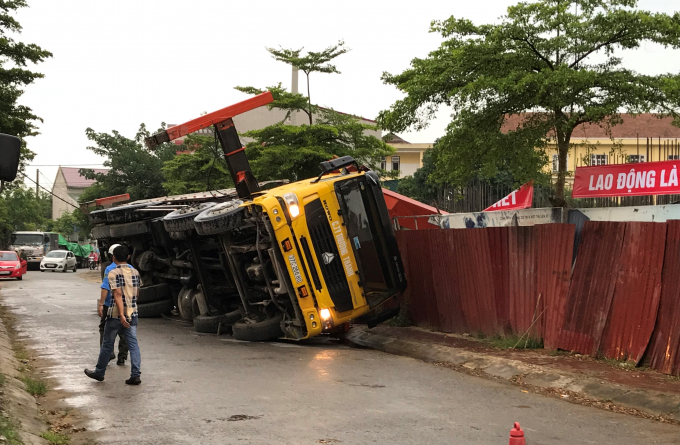 Chiếc xe bị lật nghi&ecirc;ng khiến to&agrave;n bộ phần cần cẩu đổ sập về ph&iacute;a c&ocirc;ng tr&igrave;nh đang x&acirc;y dựng.